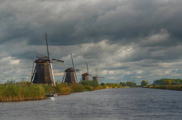 Kinderdijk Windmills and Canal — Stock Photo, Image