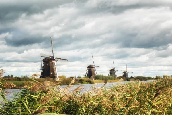 Kinderdijk Windmills and Canal — Stock Photo, Image