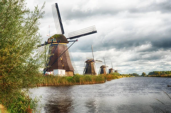 doğal yel değirmenleri ve kanal