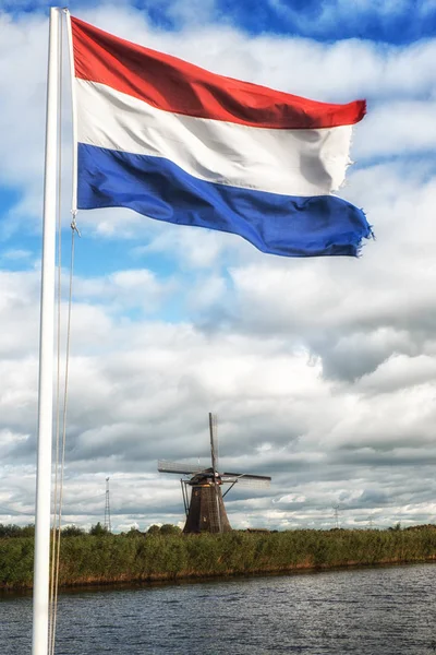 Nederlandse vlag en windmolen — Stockfoto