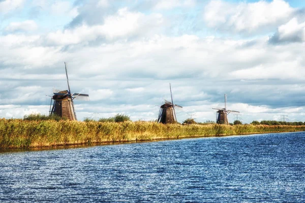 Yel değirmenleri ile ünlü doğal kanal doğa sahne. Eski Hollanda Köyü doğal, UNESCO Dünya Miras Listesi. Hollanda, Europe.