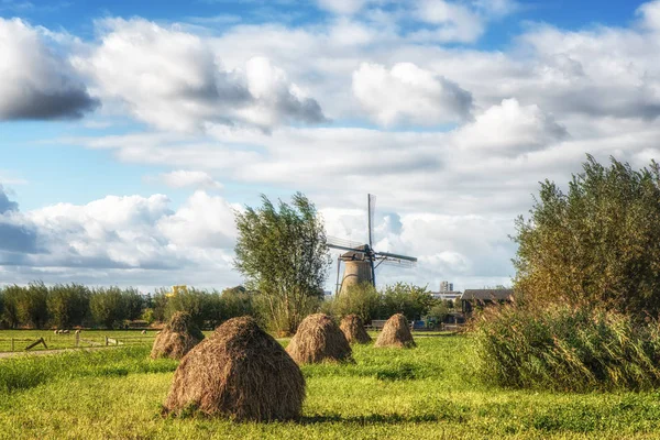 Haystacks ve yel değirmenleri
