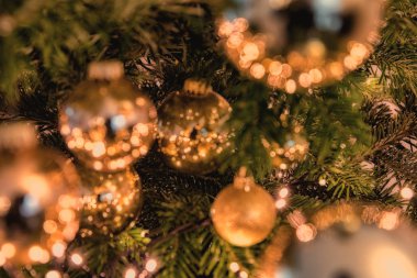 Noel ağacı süsleme topları dekorasyon yakın çekim