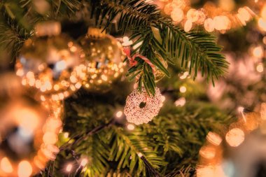 Noel ağacı süsleme topları dekorasyon yakın çekim