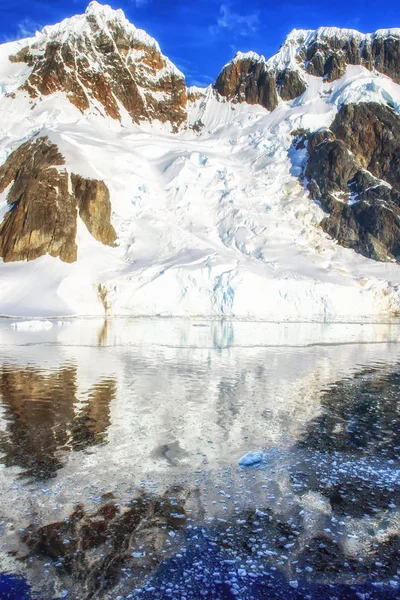 Hermosas Montañas Cubiertas Nieve Reflejo Agua Antártida — Foto de Stock