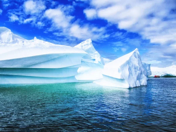 Τεράστιο Ice Berg Στην Ανταρκτική Μικρό Ζωδιακό Κύκλο Στο Πλάι — Φωτογραφία Αρχείου