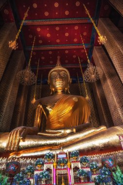 WAT Kalayanamit tapınak inşa etmek için arazi hibe Çinli bir asil tarafından kurulmuştur. Viharn içinde bir büyük Buda Phraputtatrirattananayok, 15 metre yüksekliğinde ve 11 metre genişliğinde adlandırılır