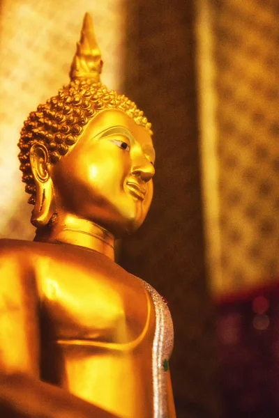 Золотая Статуя Будды — стоковое фото
