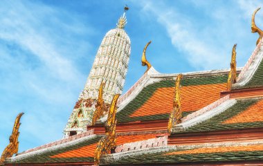 Bir tapınak (Wat Arun) Bangkok için önerilerim, mavi gökyüzü üzerinde altın Kulesi ile çatı detay