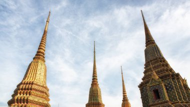 Tayland sermaye Wat Pho, Kraliyet kişi küllerinden konut güzel spired chedis