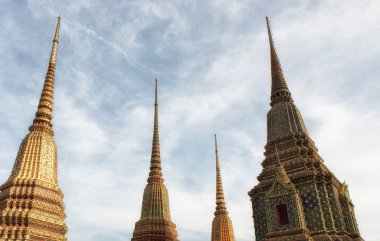Tayland sermaye Wat Pho, Kraliyet kişi küllerinden konut güzel spired chedis