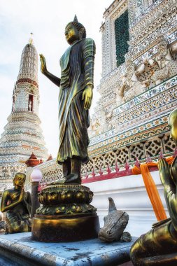 Bangkok, Tayland Arun Ratchawararam Tapınağı'nda bombalamak (sivri) ile Tay keşişler buddha ve dua heykel