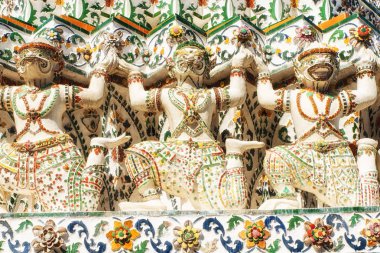 Bangkok, Tayland Budist tapınağı Wat Arun dekorasyon iblis Guardian heykeller