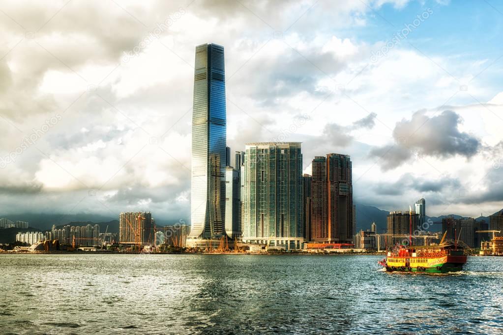 Hong Kong, China- Oktober 24, 2016: Skyline of Kowloon peninsula with ICC building standing out from Victoria Harbour in Hong kong