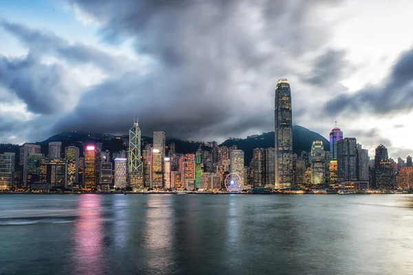 夕暮れ時に香港のスカイライン ビクトリア港 — ストック写真