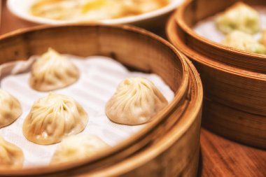 Çin köfte veya xiao uzun bao içinde bambu tepsi, Shanghai, Çin için ünlü gıda