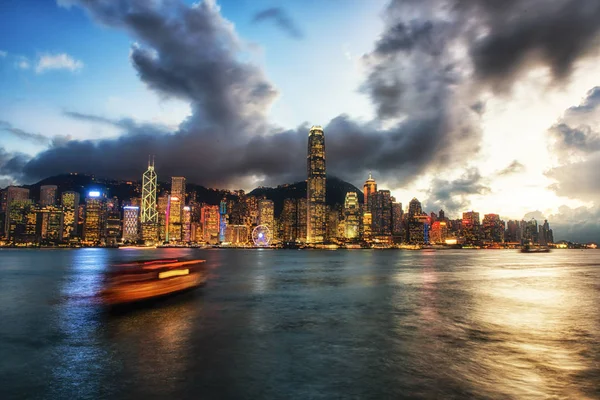 夜のビクトリア港を通して見る香港 2016 香港のスカイライン — ストック写真