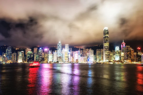 Panoramę Miasta Hong Kong Nocą Nad Victoria Harbor Pochmurnego Nieba — Zdjęcie stockowe