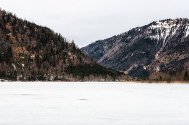Göl ve dağların Salzkammergut, Avusturya için harika Vorderer Langbathsee, kışın