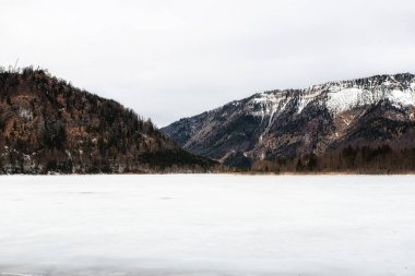Göl ve dağların Salzkammergut, Avusturya için harika Vorderer Langbathsee, kışın