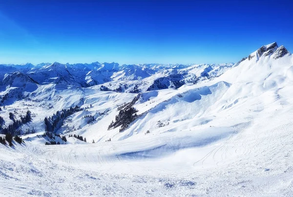 Panoramablick Auf Verschneite Berglandschaft Sonnenlicht Dämpft Vorarlberg Österreich — Stockfoto
