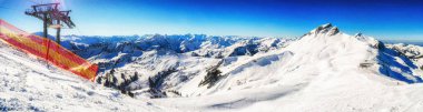 Karlı dağ manzarası güneş ışığı altında Damls Vorarlberg Avusturya Panorama görünümünü