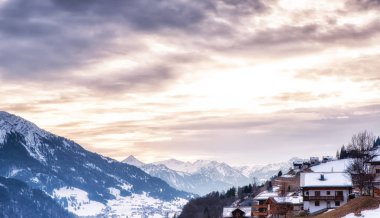 Kış manzarası ile Avusturya Alpleri'nde kayak kulübesi