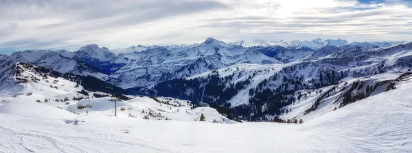 Skidåkning i de austriska alperna — Stockfoto