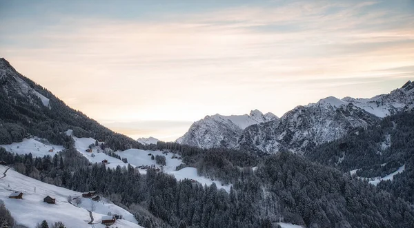 Maravilloso paisaje invernal de montañas — Foto de Stock