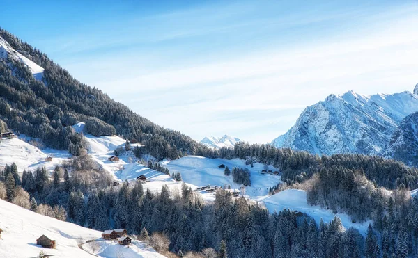 オーストリア アルプスでスキー ロッジのある冬景色フォアアールベルク州エリア — ストック写真