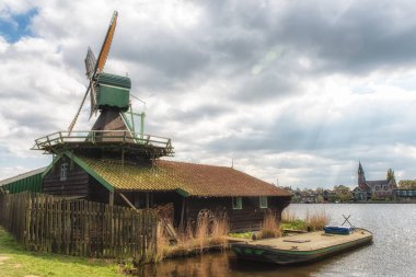 Geleneksel Hollanda eski ahşap Yeldeğirmeni Zaanse Schans'a içinde-Müzesi 