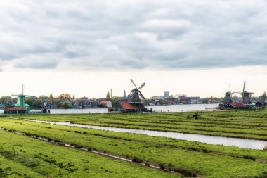 Geleneksel Hollanda eski ahşap Yeldeğirmeni Zaanse Schans'a içinde-Müzesi 