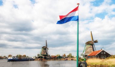 Geleneksel Hollandalı eski ahşap yel değirmenleri Zaanse Schans'a - Müzesi