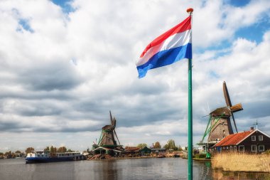 Geleneksel Hollandalı eski ahşap yel değirmenleri Zaanse Schans'a - Müzesi