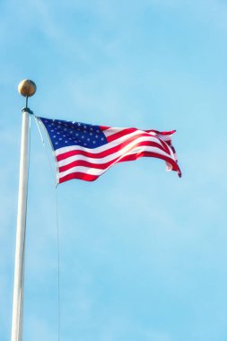 Mavi Gökyüzüne Karşı Amerikan Bayrağı Dalgalanıyor