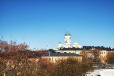 Çatıları ve Helsinki Katedrali üzerinden bir görünüm