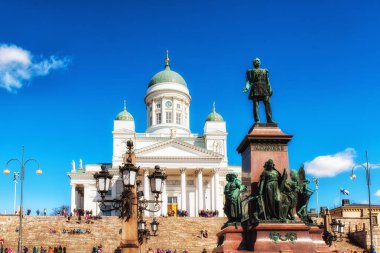 Katedral ve Alexander II Helsinki anıt