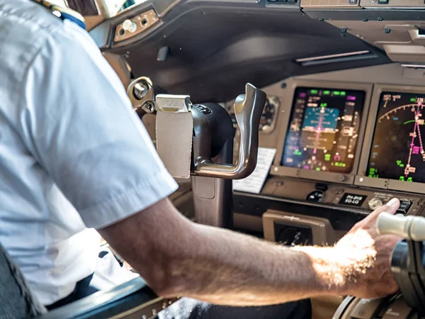 Pilot Betrieb Navigationsflugzeug — Stockfoto