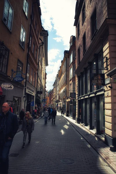 Tömegek turisták feltárása a Gamla Stan, Stockholm, Svédország — Stock Fotó