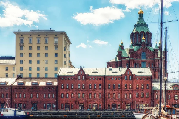 A Ship and Uspenski Cathedral — Stock Photo, Image