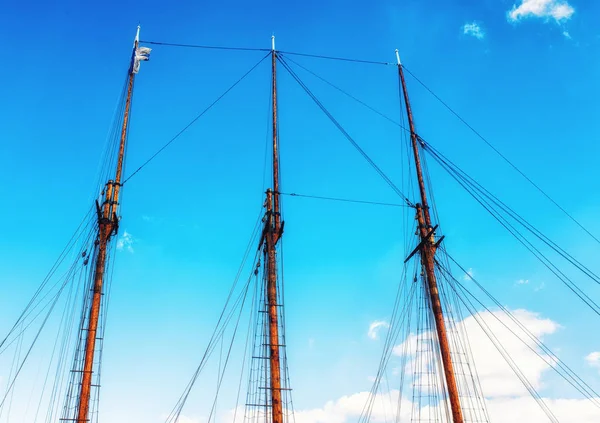 在芬兰首都赫尔辛基的木制帆船船上的桅杆 — 图库照片