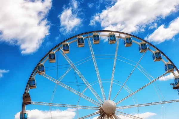 Riesenrad und blauer Himmel — Stockfoto