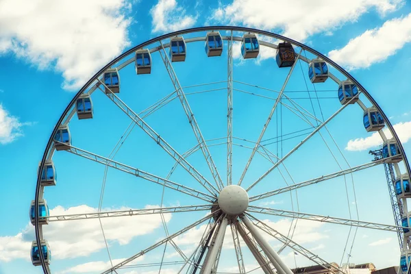 Riesenrad und blauer Himmel — Stockfoto