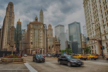 Bir sürü araba downtown bölgesinde yoğun trafik sahne.