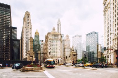 Bir sürü araba downtown bölgesinde yoğun trafik sahne.