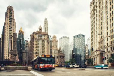 Chicago, Amerika Birleşik Devletleri - 17 Haziran 2017: Otobüs downtown Chicago kullanıyor. Şikago da 3 en kalabalık bizi şehir 2.7 milyon sakinleri (8.7 milyon kentsel alanda ile).