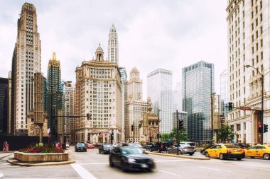 Bir sürü araba downtown bölgesinde yoğun trafik sahne.