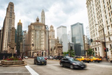 Yoğun trafik sahne ile bir sürü araba downtown bölgesinde Chicago, Illinois