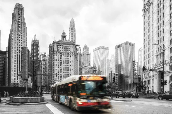 Chicago, Estados Unidos - 17 de junio de 2017: Bus drives downtown in Chicago. Chicago es la tercera ciudad más poblada de Estados Unidos con 2,7 millones de habitantes (8,7 millones en su área urbana) ). —  Fotos de Stock