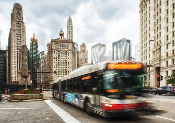 Chicago, Amerika Birleşik Devletleri - 17 Haziran 2017: Otobüs downtown Chicago kullanıyor. Şikago da 3 en kalabalık bizi şehir 2.7 milyon sakinleri (8.7 milyon kentsel alanda ile). — Stok fotoğraf